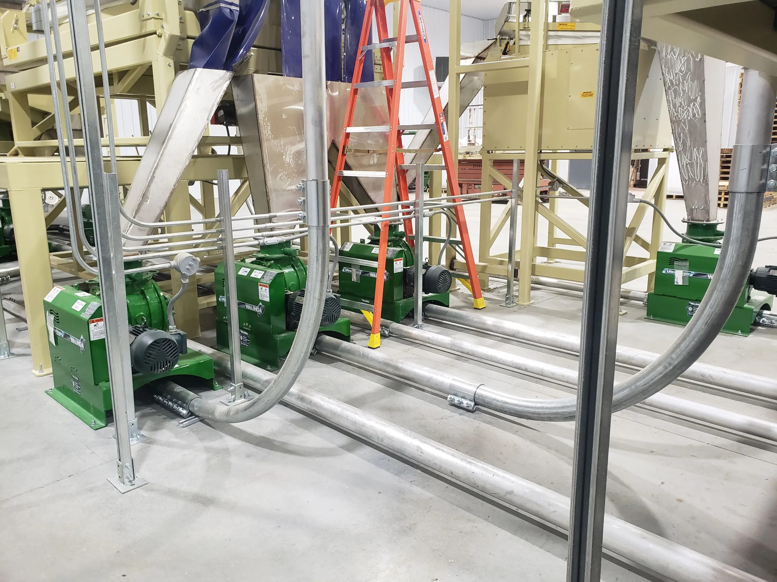 Wrinkle-free mandrel bent elbows for pneumatic conveying and carrier systems